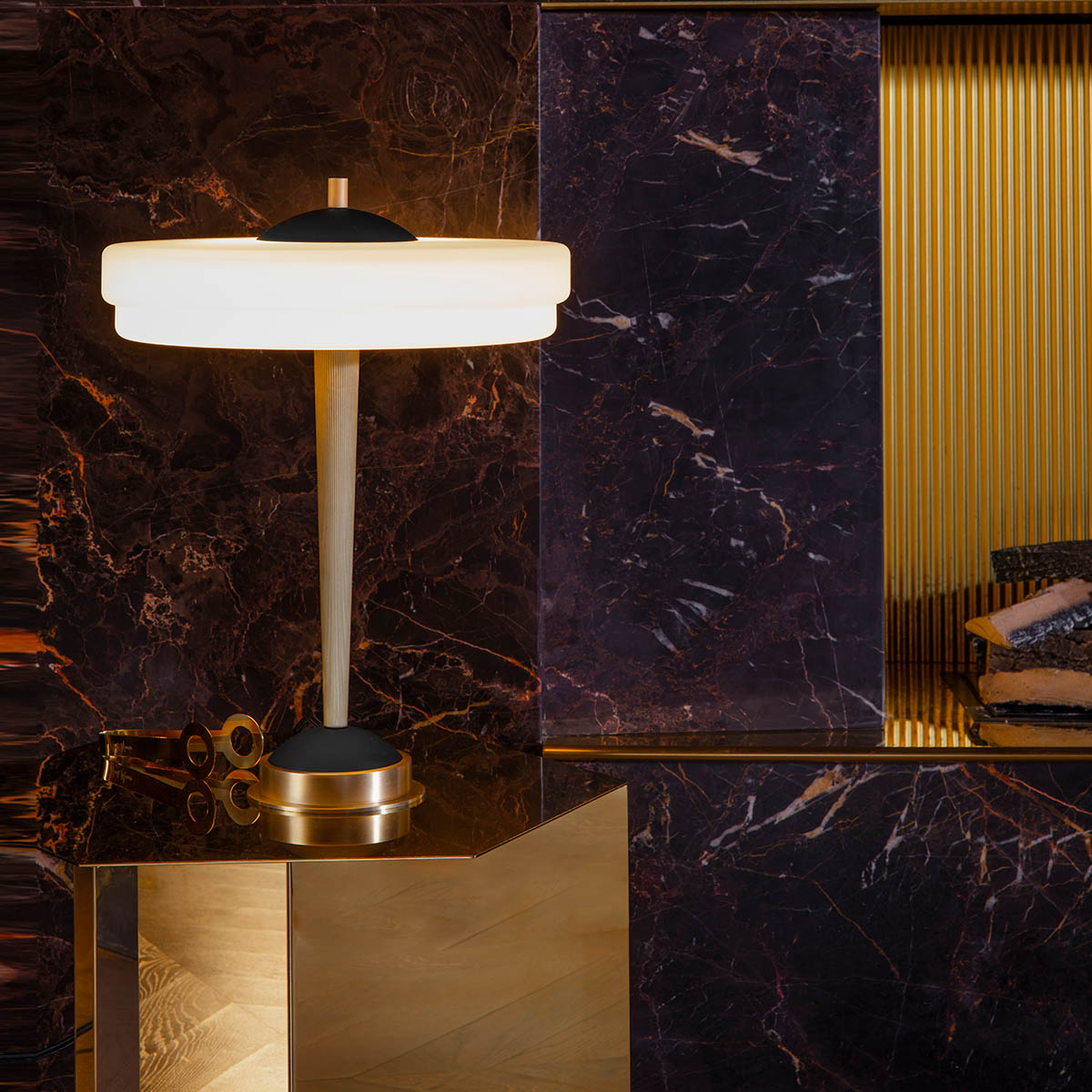 gleichmäßige Beleuchtung: Bert Frank Trave Tischleuchte, H: 40,5 cm, Grün – gefertigt aus goldfarbene Oberfläche und Glas und Marmor, handgefertigt Perfekt für Nachttisch oder Schreibtisch: Bert Frank Trave Tischlampe, H: 40,5 cm, Weiß aus gebürstetes Messing und Glas und Marmor – blendfreies Licht