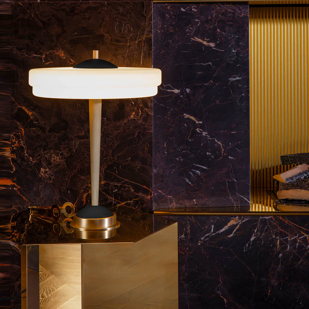 Perfekt für Nachttisch oder Schreibtisch: Bert Frank Trave Tischlampe, H: 40,5 cm, Weiß aus gebürstetes Messing und Glas und Marmor – blendfreies Licht