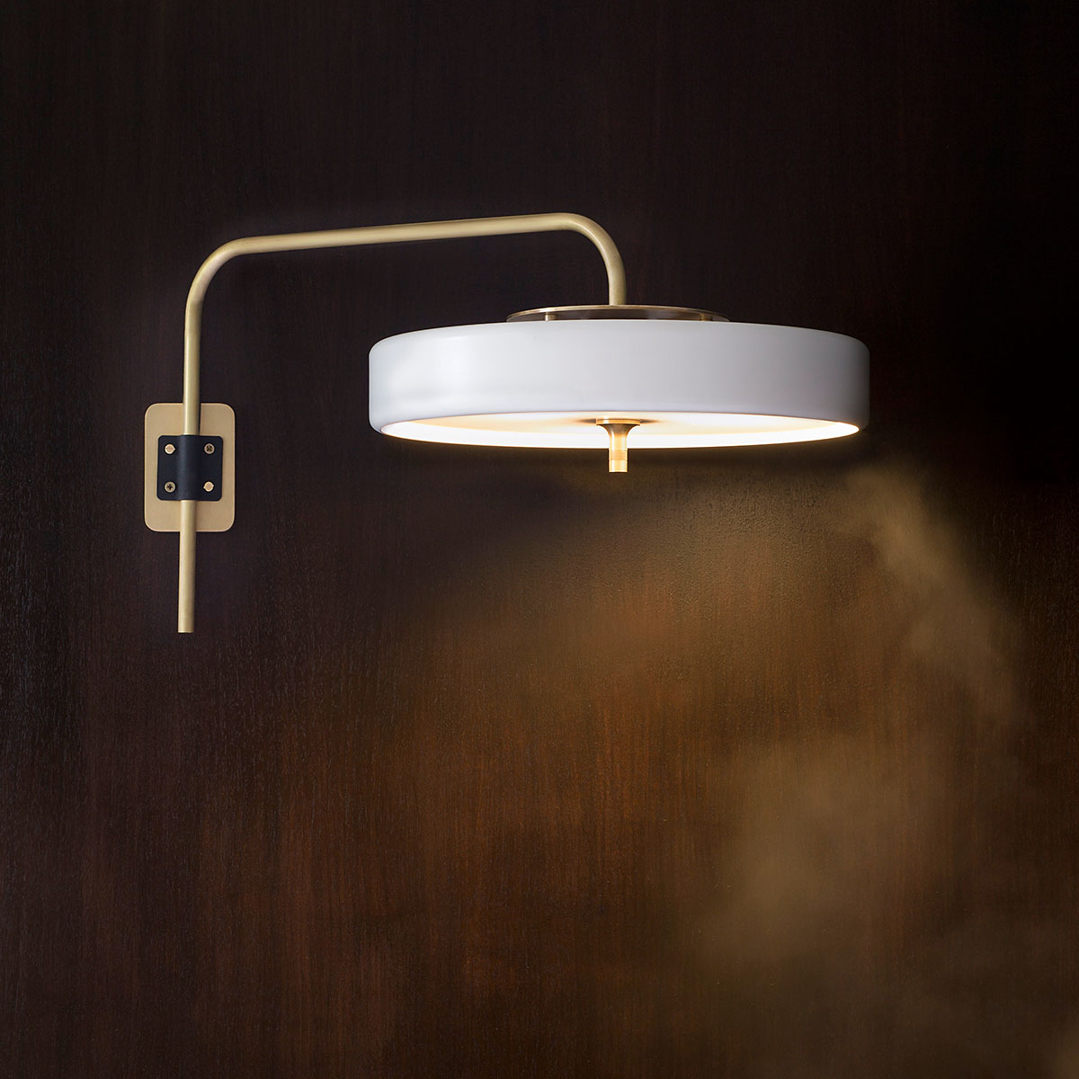 goldfarbene Oberfläche und gebürstetes Aluminium und Polycarbonat Leuchte von Bert Frank – Revolve Wandleuchte, T: 63 cm, Grün, Messing poliert, luxuriöses Statement-Design, sanftes Licht