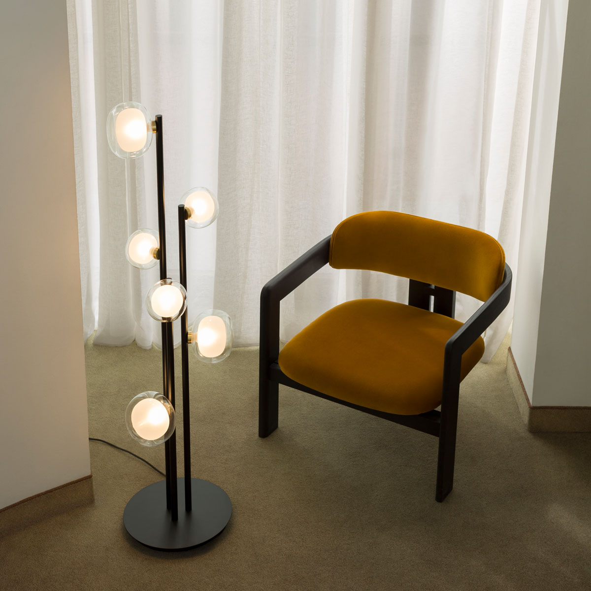 Nabila 552.66 Stehleuchte 6-flammig H: 140 cm, Schwarz Matt / Schwarz Chrom & Rauchglas, Dimmbar von TOOY – ideal für Wohnzimmer oder Leseecke