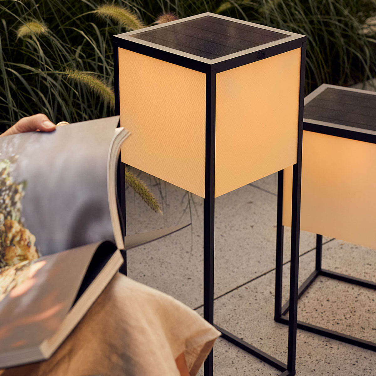 fil Akku Solar Stehleuchte Dim to Warm, Ø: 25 cm, H: 48 cm Rechteckige Außen Mobile Akku Stehleuchten schwarz ohne Kabel auf Terrasse