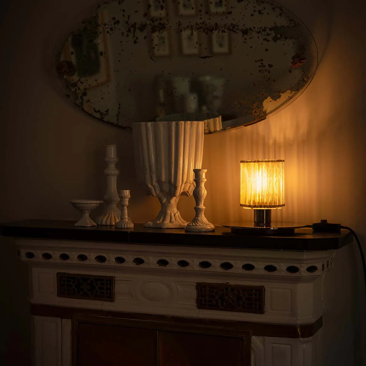 DCW Editions In The Sun Table 220 am Tisch – dezente Beleuchtung, die mit ihrem weichen Licht für gemütliche Atmosphäre sorgt