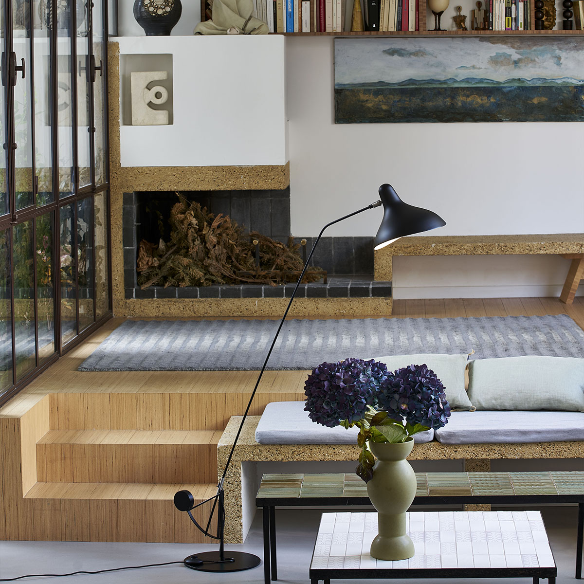 Mantis BS1 B Stehleuchte, H: 150 - 165 cm Runder Fuß in Schwarz – stilvolles Design von DCW Editions für das Wohnzimmer