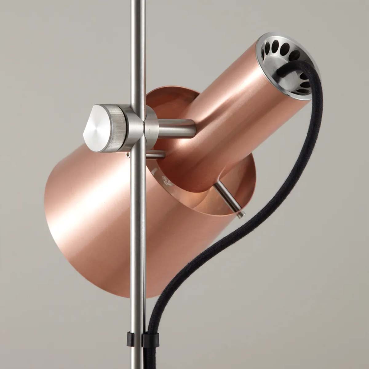 Chester Tischleuchte, H: 57 cm, Satiniertes Kupfer Chester Tischleuchte, H: 57 cm, Satiniertes Messing