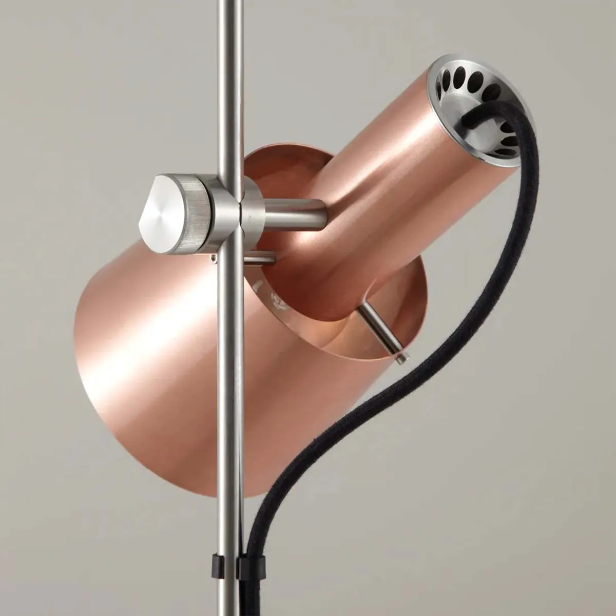 Chester Tischleuchte, H: 57 cm, Satiniertes Messing