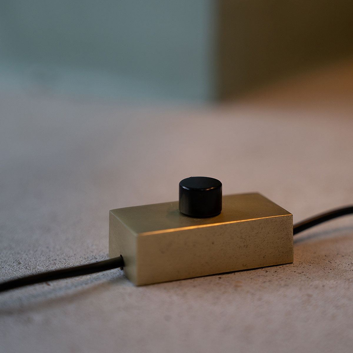 Collection Cauvet Tischleuchte TAU in Messing Grau – zeitlose Designerleuchte aus dem Hause DCW Editions ideal am Schreibtisch