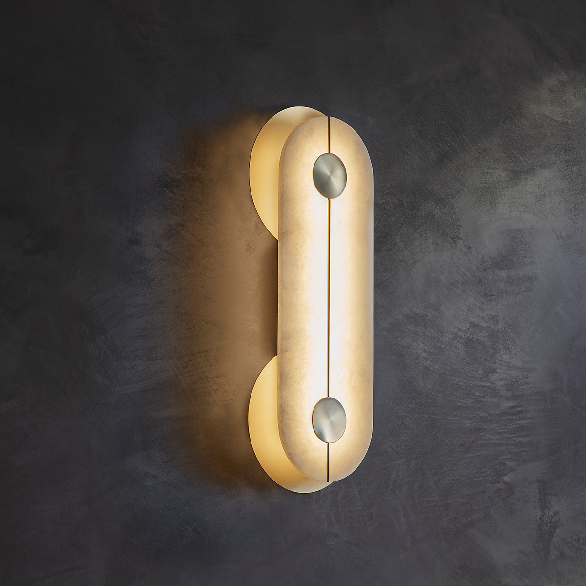 sanftes Licht: Bert Frank Brace Wandlleuchte, Messing gebürstet, H: 43 cm – gefertigt aus gebürstetes Messing und edler Alabaster, traditionell gefertigt Bert Frank Brace Wandlleuchte, Nickel satiniert, H: 64 cm aus goldfarbene Oberfläche und echter Alabaster – britische Luxusleuchte, gleichmäßige Beleuchtung