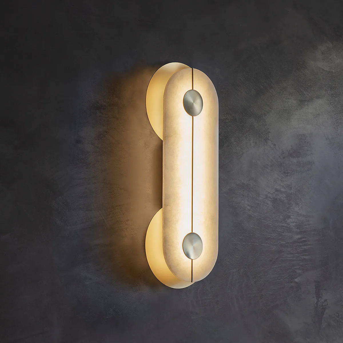 Bert Frank Brace Wandlleuchte, Nickel satiniert, H: 64 cm aus goldfarbene Oberfläche und echter Alabaster – britische Luxusleuchte, gleichmäßige Beleuchtung