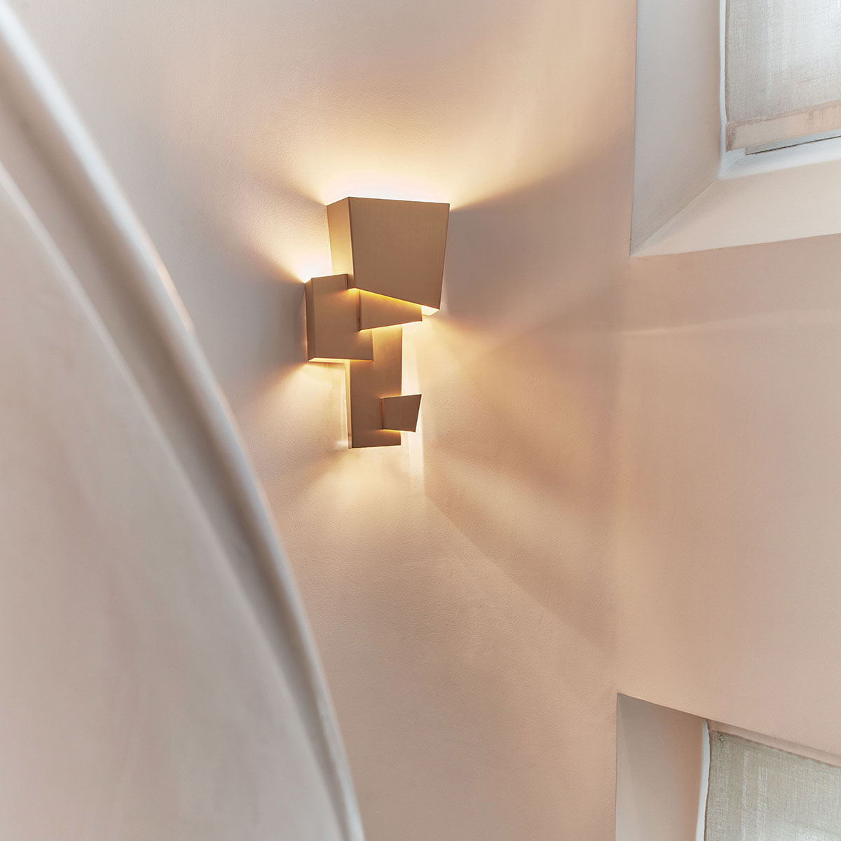 DCW Editions Map 1 L Wall Wandleuchte H: 39,8 cm Messing Modern – Detailansicht aus Messing, energieeffizient für Schlafzimmer