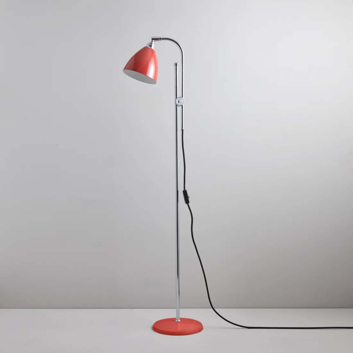 Aluminium Leuchte von Original BTC – Task Standlampe, H: 134- 175 cm, Rot, englisches Design, fokussiertes Licht Aluminium Leuchte von Original BTC – Task Standlampe, H: 134- 175 cm, Rot, englisches Design, fokussiertes Licht