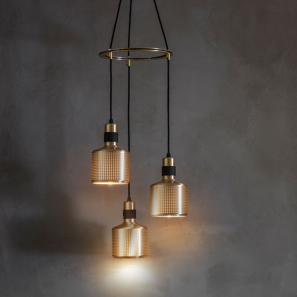 Luxusleuchten aus Großbritannien: Bert Frank Riddle Cluster Pendelleuchte, 3-flammig, Messing, gebürstetes Messing, exklusives britisches Design, sanftes Licht, Riddle-Serie mit exklusiven Designer-Wandleuchten Bert Frank Riddle Cluster Pendelleuchte, 3-flammig, Schwarz aus goldfarbene Oberfläche – britische Luxusleuchte, atmosphärisches Licht, Riddle-Serie mit exklusiven Designer-Wandleuchten