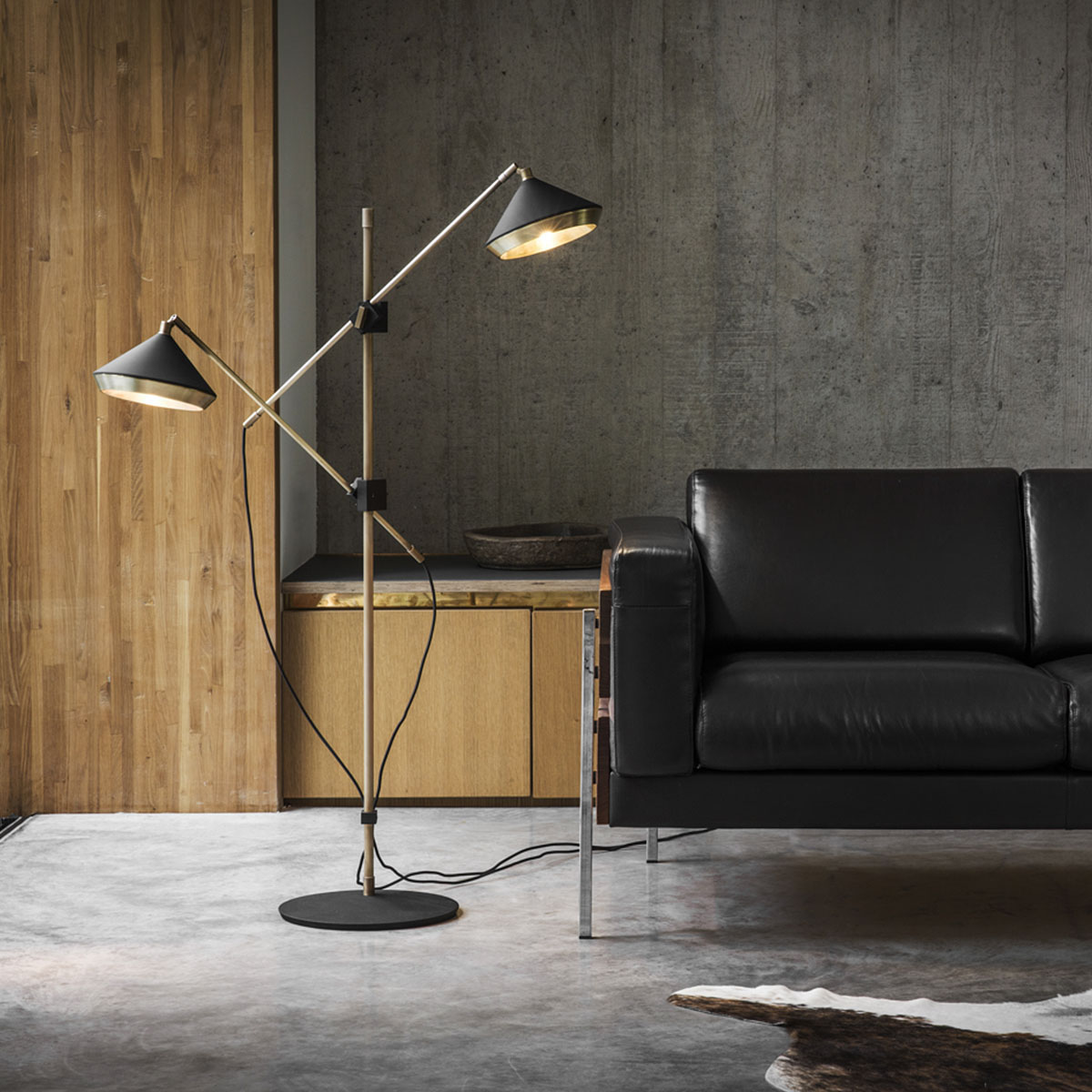 Luxusleuchten aus Großbritannien: Bert Frank Shear Standlampe, H:120 cm, 2-flammig, Schwarz, gebürstetes Messing und metallische Oberfläche, britische Luxusleuchte, gerichtete Beleuchtung, Shear-Serie mit geometrischem Luxusdesign Bert Frank Shear Standlampe, H:120 cm, 2-flammig, Weiß aus Messing und Aluminium – handgefertigt in Birmingham, gerichtete Beleuchtung, Shear-Serie mit geometrischem Luxusdesign