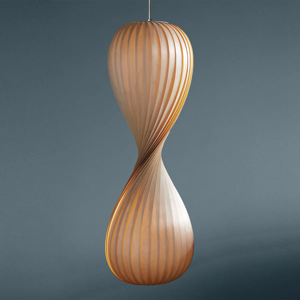 Tom Rossau TR10 Pendelleuchte, Birke Natur, Ø: 43 cm, H: 133 cm, – handgefertigte Pendelleuchte im skandinavischen Design, ideal über Esstisch oder im Wohnzimmer, aus Holzlamellen in Natur. Die TR10 von Tom Rossau ist eine größere und opulentere