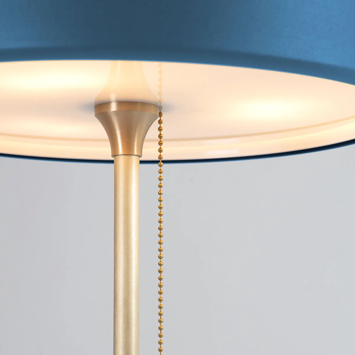 gebürstetes Messing und Aluminium und Polycarbonat Leuchte von Bert Frank – Revolve Stem Standlampe, H: 130 cm, Blau, Messing poliert, geometrische Formen, sanftes Licht