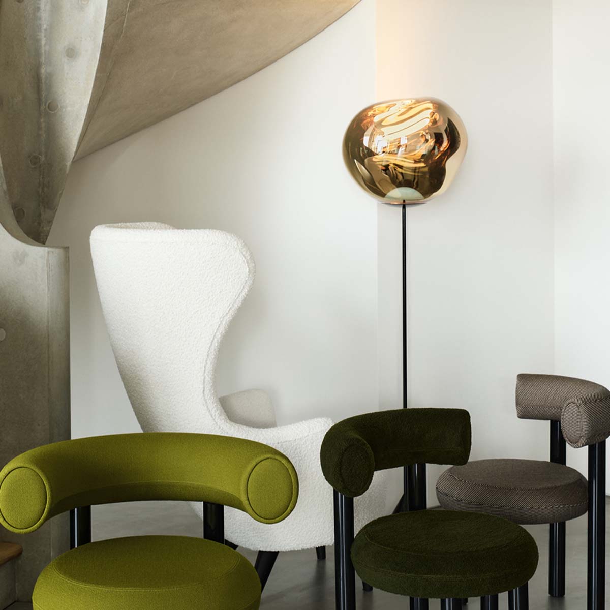 Tom Dixon Melt Cone Slim LED Stehleuchte, Silber, Schwarz, H: 180 cm Tom Dixon Melt Cone Slim LED Stehleuchte, Opal, Schwarz, H: 180 cm