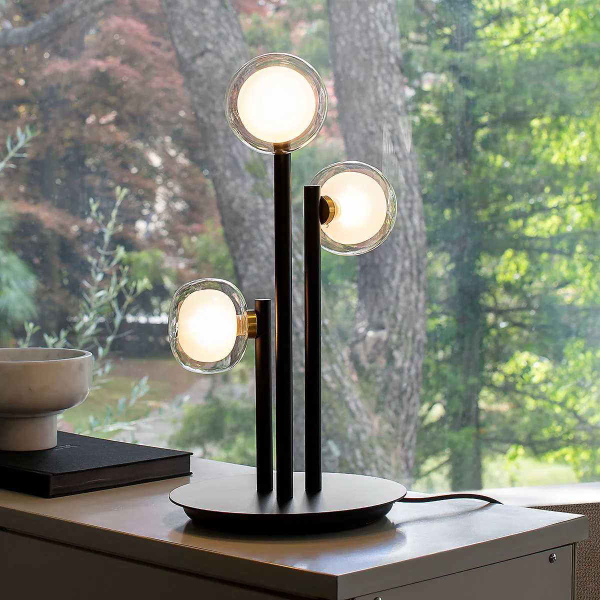 Nabila 552.33 Tischleuchte 3-flammig H: 57 cm, Schwarz Matt / Messing & Klarglas Dimmbar