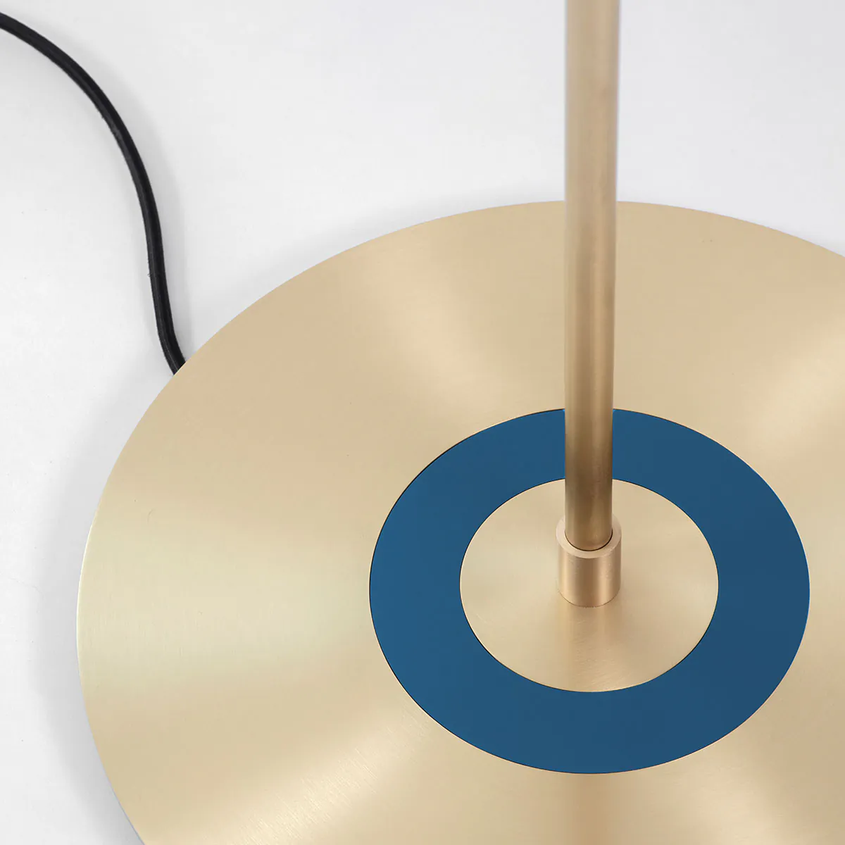 Bert Frank Revolve Stem Stehleuchte, H: 130 cm, Blau, Messing poliert aus Messing und gebürstetes Aluminium und Polycarbonat – britische Luxusleuchte, blendfreies Licht, ikonische Revolve-Serie im Art Déco Stil