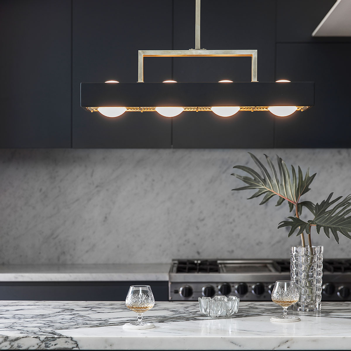 Perfekt für Esszimmer oder Lounge: Bert Frank Kernel Hängeleuchte, Schwarz, 4-flammig aus gebürstetes Messing und gebürstetes Aluminium und Glas – sanftes Licht poliertes Messing und metallische Oberfläche und Glas Leuchte von Bert Frank – Kernel Pendelleuchte, Rot, 4-flammig, geometrische Formen, sanftes Licht