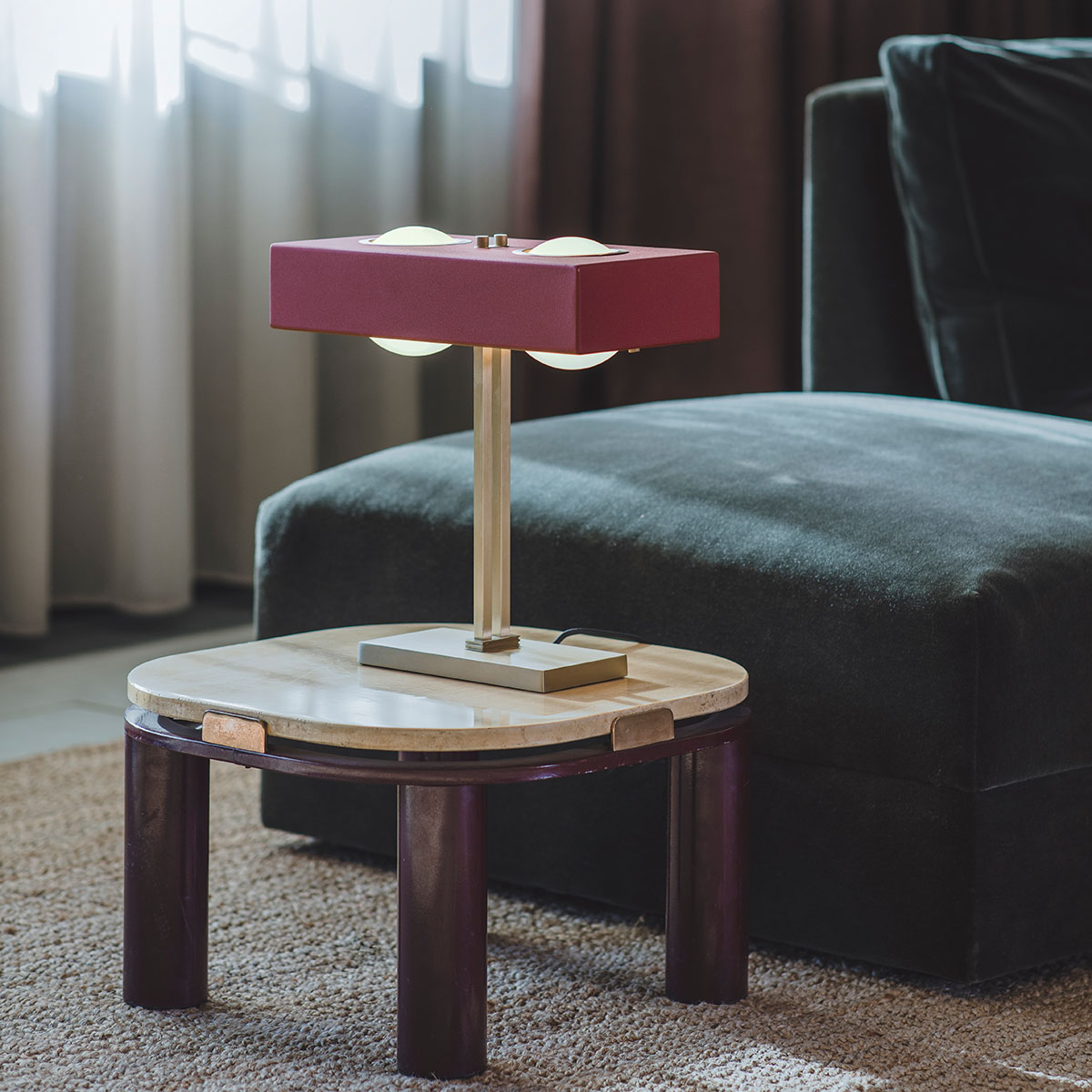 Bert Frank Kernel Tischleuchte, H: 41,5 cm, 2-flammig, Rot aus poliertes Messing und gebürstetes Aluminium und Glas – britische Luxusleuchte, blendfreies Licht