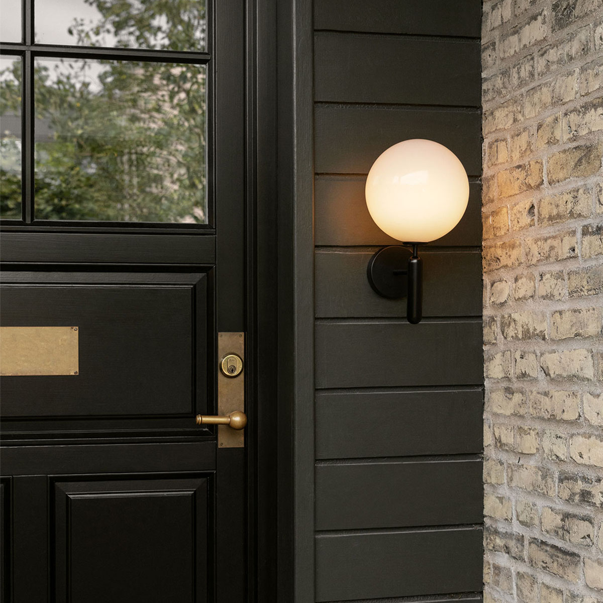 Miira Outdoor Wandleuchte, Ø: 22,5 cm, H: 35,5 cm, Dunkelbronze, Opalglas