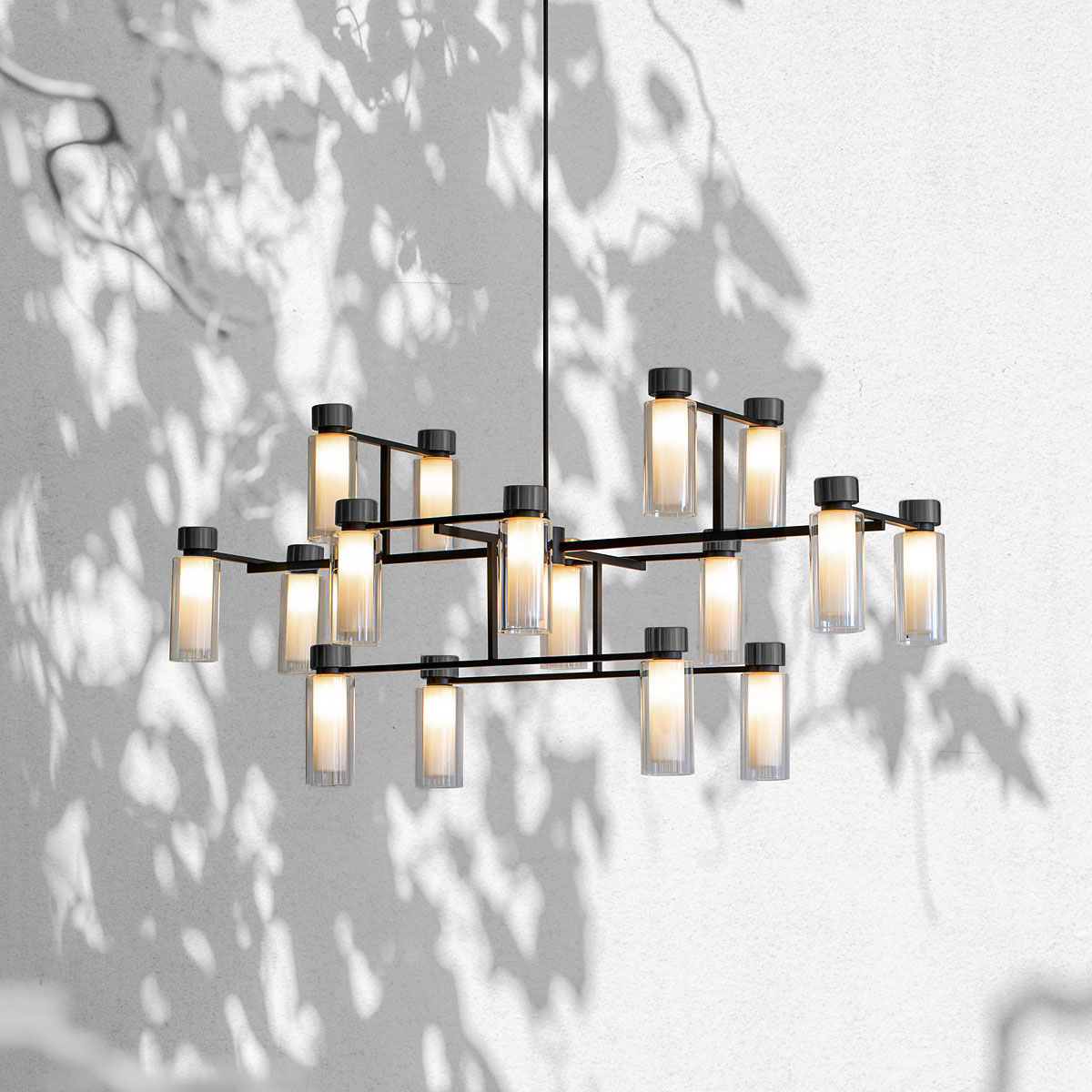 TOOY_Osman_560_17_schwarz_chrom_SG TOOY Osman 560.17 Pendelleuchte 16-flammig L: 130 cm Schwarz Matt / Schwarz Chrom & Rauchglas