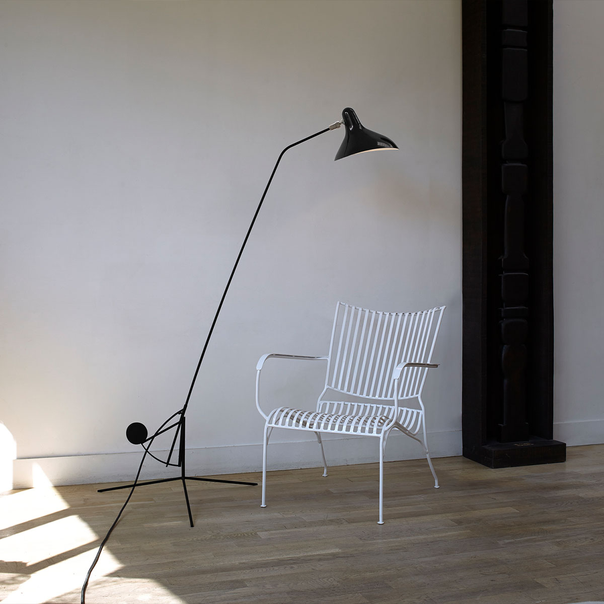 Mantis BS1 Stehleuchte, H: 155 - 170 cm Dreibein in Schwarz – zeitloses Design aus dem Hause DCW Editions geeignet für das Homeoffice Mantis BS1 B Stehleuchte, H: 150 - 165 cm Runder Fuß in Schwarz – hochwertige Designerlampe des Herstellers DCW Editions passt perfekt in eine Leseecke
