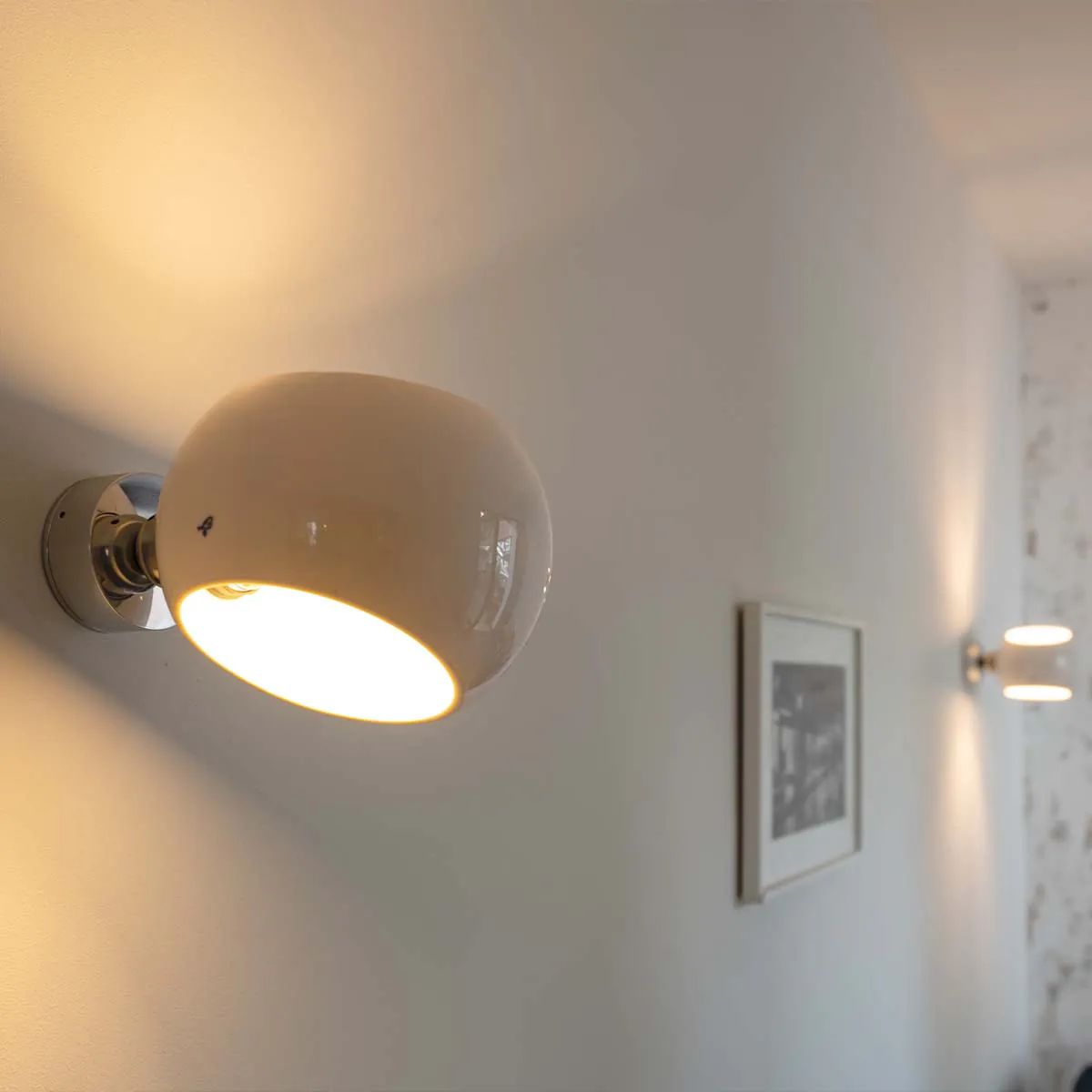 Moderne weiße Wandleuchten mit asymmetrischem Design an der Wand hängend Moderne weiße Wandleuchten mit asymmetrischem Design an der Wand hängend