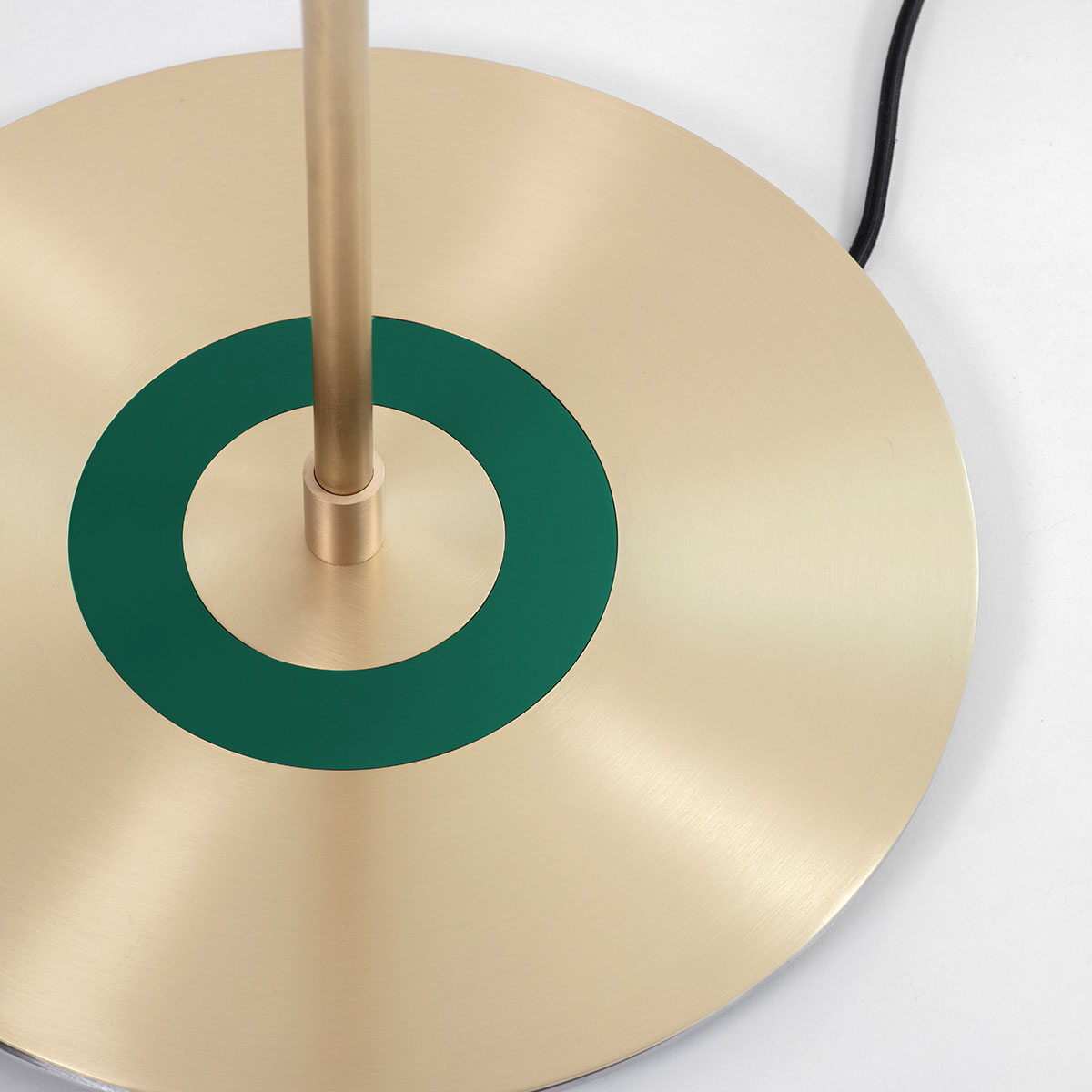 blendfreies Licht: Bert Frank Revolve Stem Standlampe, H: 130 cm, Grün, Messing poliert – gefertigt aus poliertes Messing und Aluminium und Polycarbonat, traditionell gefertigt, ikonische Revolve-Serie im Art Déco Stil