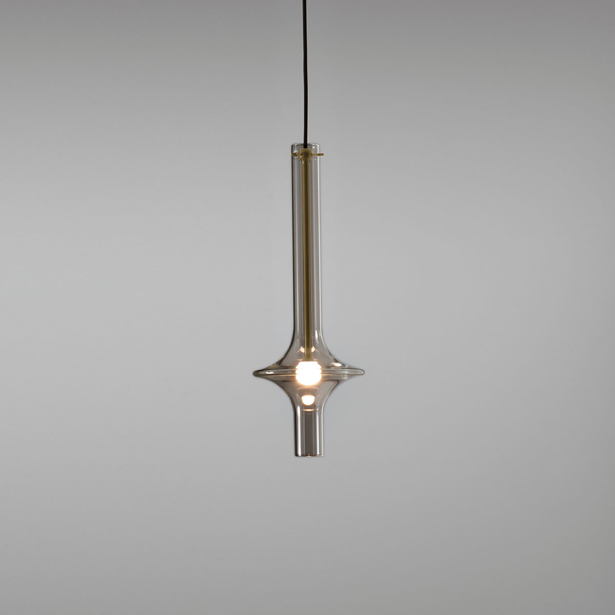 Penta Light Wonder 1504-20 Pendelleuchte Glaspendel – Glaskugel in Gold, mundgeblasen, handgefertigt in Italien, eleganter Lichtschein, bringt Atmosphäre ins Wohnzimmer, ideal über Esstisch, Küche oder Wohnzimmer Penta Light Wonder 1504-20 Pendelleuchte Pendelleuchte – Rauchglas in Gold, puristisches Design, brillantes Strahlen, macht sich hervorragend auf dem Schreibtisch, ideal über Esstisch, Küche oder Wohnzimmer