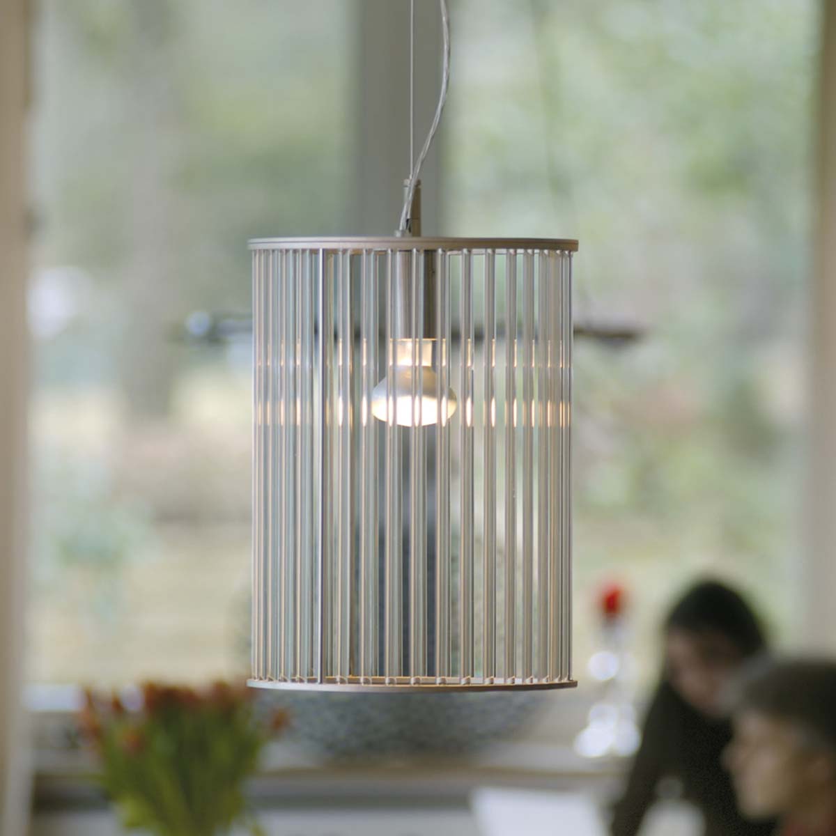 Licht im Raum Stilio Uno 300 Pendelleuchte, Messing anlaufgeschützt, Ø: 30 cm Elegante Pendelleuchte mit zylindrischem Glasschirm