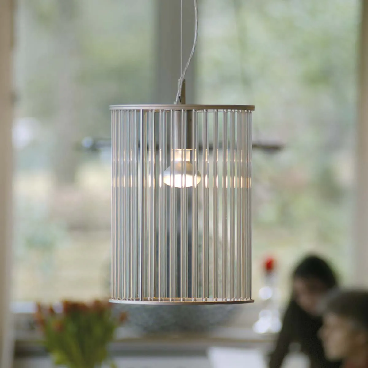 Elegante Pendelleuchte mit zylindrischem Glasschirm