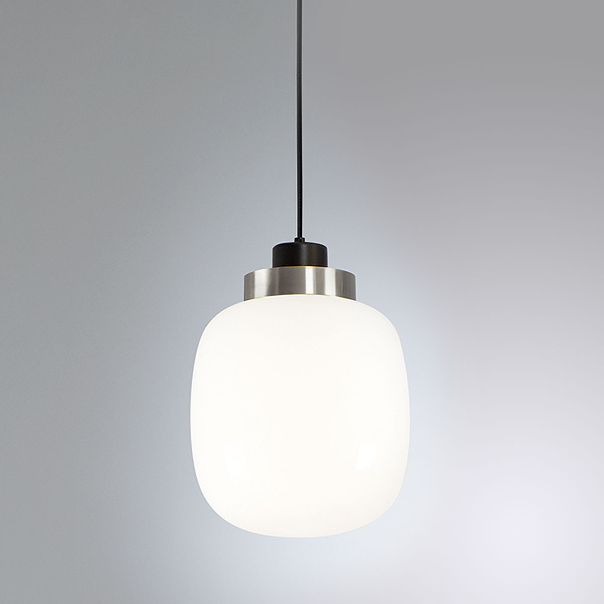 Legier 557.22 Pendelleuchte, Schwarz & Hellgrau, Opalglas Legier 557.22 Pendelleuchte, Schwarz & Hellgrau, Opalglas