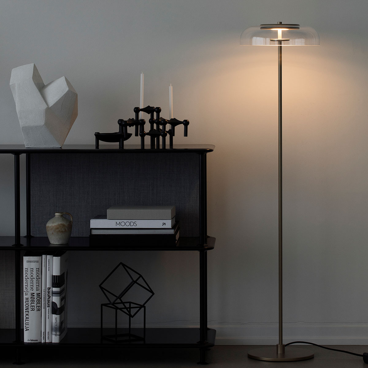 Blossi Stehleuchte, H: 120 cm, Schwarz & Opalglas