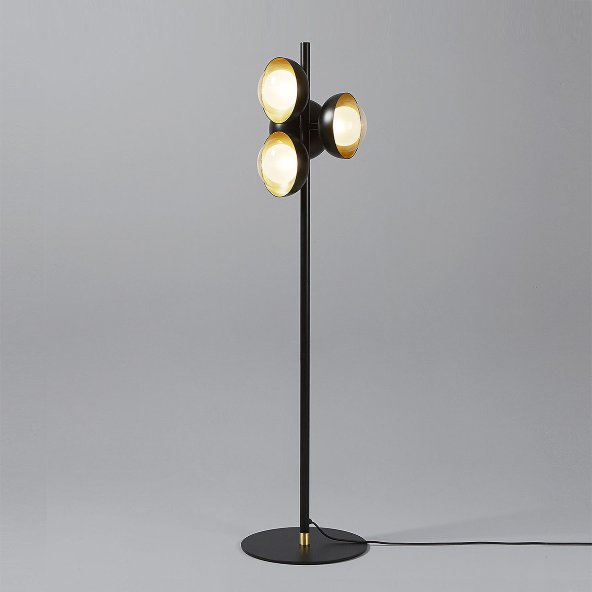Tooy_Muse_554-65 TOOY Muse 554.65 Stehleuchte 4-flammig, Schwarz & Messing, Dimmbar – diffuses, blendfreies Licht