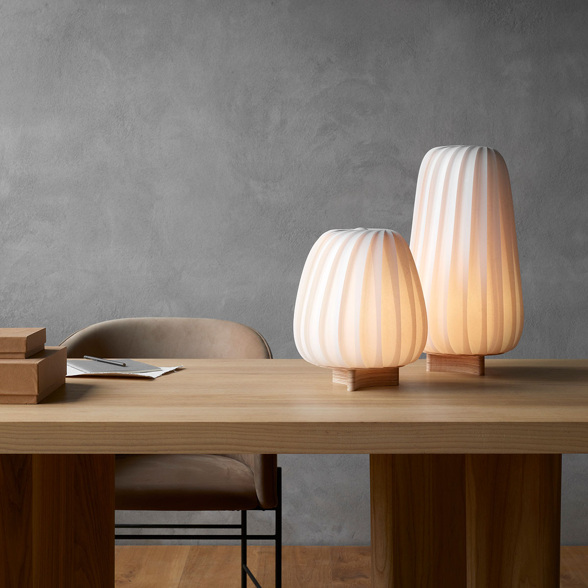 ST906 Tischleuchte, Beschichtetes Papier, Ø: 25 cm, H: 47 cm