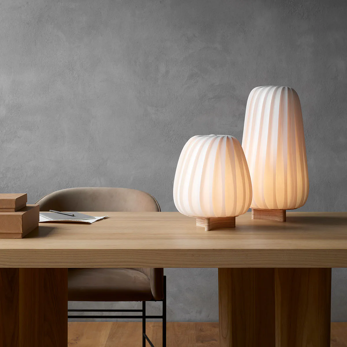 ST906 Tischleuchte, Birke Natur, Ø: 23 cm, H: 31 cm ST906 Tischleuchte, Beschichtetes Papier, Ø: 25 cm, H: 47 cm