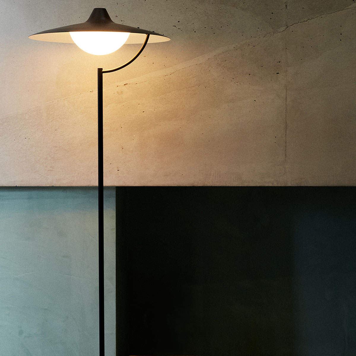 Biny Floor Stehleuchte, H: 159,8 cm in Schwarz – moderne Designerlampe aus dem Hause DCW Editions geeignet für das Homeoffice Biny Floor Stehleuchte, H: 159,8 cm in Schwarz – moderne Designerlampe aus dem Hause DCW Editions geeignet für das Homeoffice