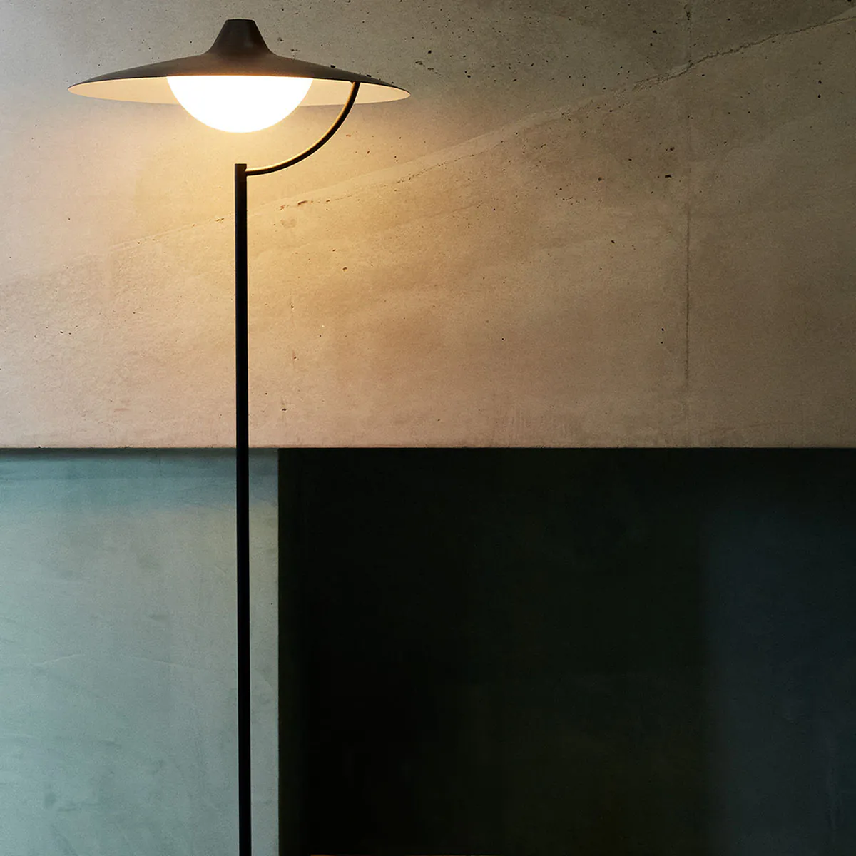 Biny Floor Stehleuchte, H: 159,8 cm in Schwarz – moderne Designerlampe aus dem Hause DCW Editions geeignet für das Homeoffice