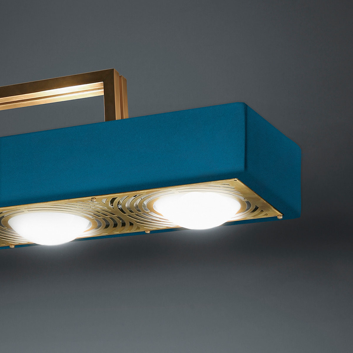 poliertes Messing und metallische Oberfläche und Glas Leuchte von Bert Frank – Kernel Pendelleuchte, Rot, 6-flammig, moderne Eleganz, blendfreies Licht