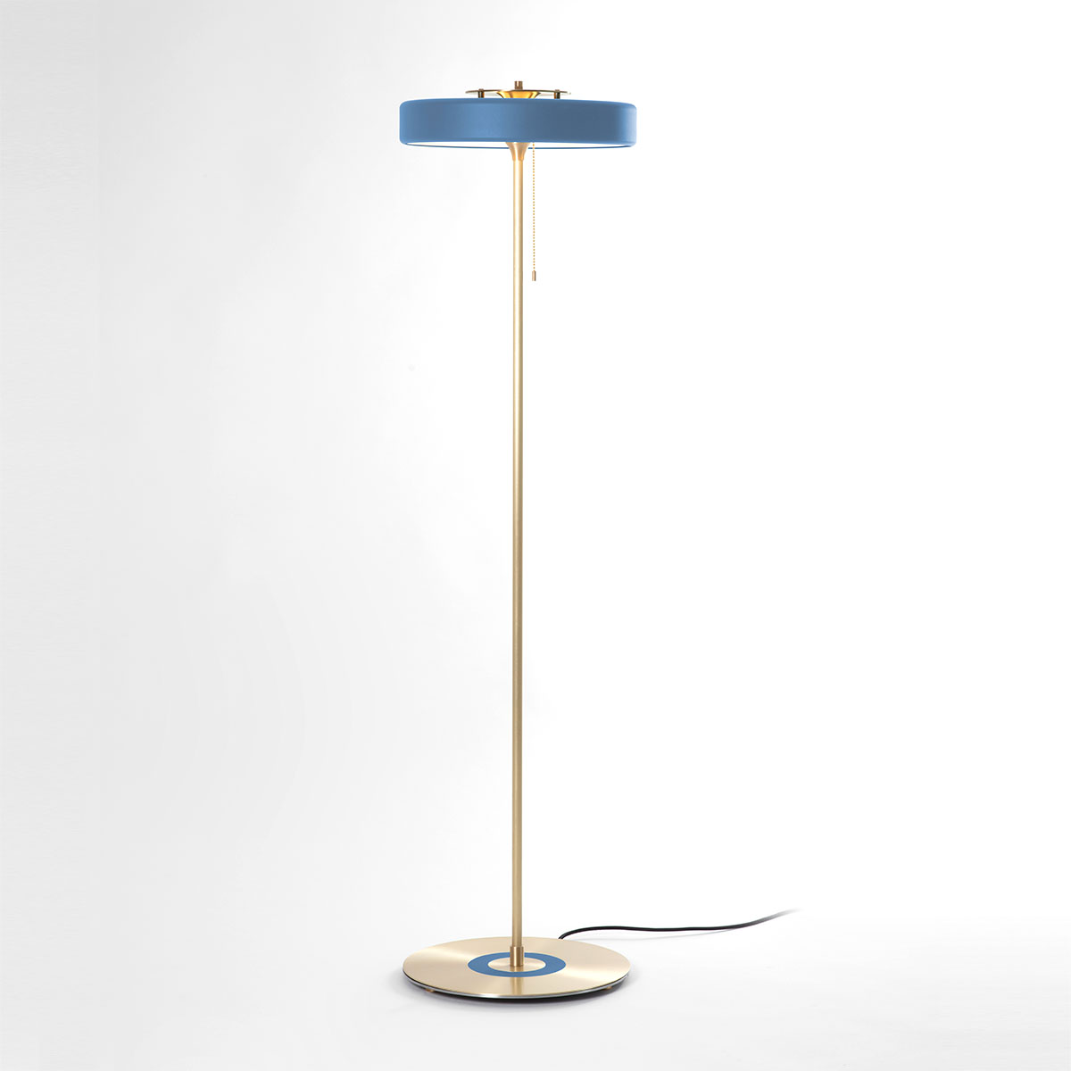Luxusleuchten aus Großbritannien: Bert Frank Revolve Stem Stehleuchte, H: 130 cm, Blau, Messing poliert, Messing und Aluminium und Polycarbonat, britische Luxusleuchte, gleichmäßige Beleuchtung, ikonische Revolve-Serie im Art Déco Stil