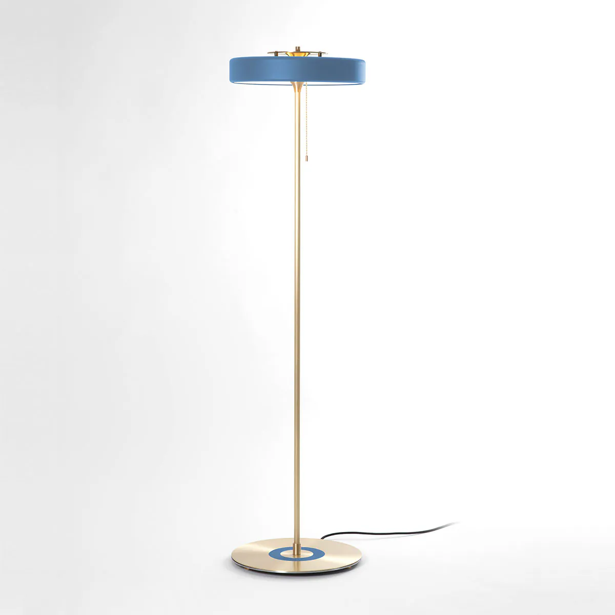 Luxusleuchten aus Großbritannien: Bert Frank Revolve Stem Stehleuchte, H: 130 cm, Blau, Messing poliert, Messing und Aluminium und Polycarbonat, britische Luxusleuchte, gleichmäßige Beleuchtung, ikonische Revolve-Serie im Art Déco Stil