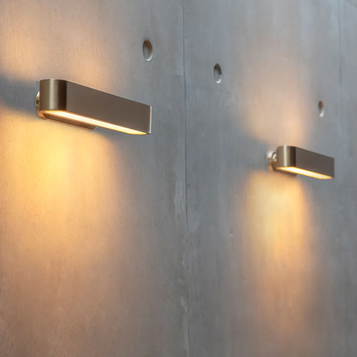 blendfreies Licht: Bert Frank Colt Flush Wandlleuchte, B: 40 cm – gefertigt aus Messing, luxuriöse Verarbeitung