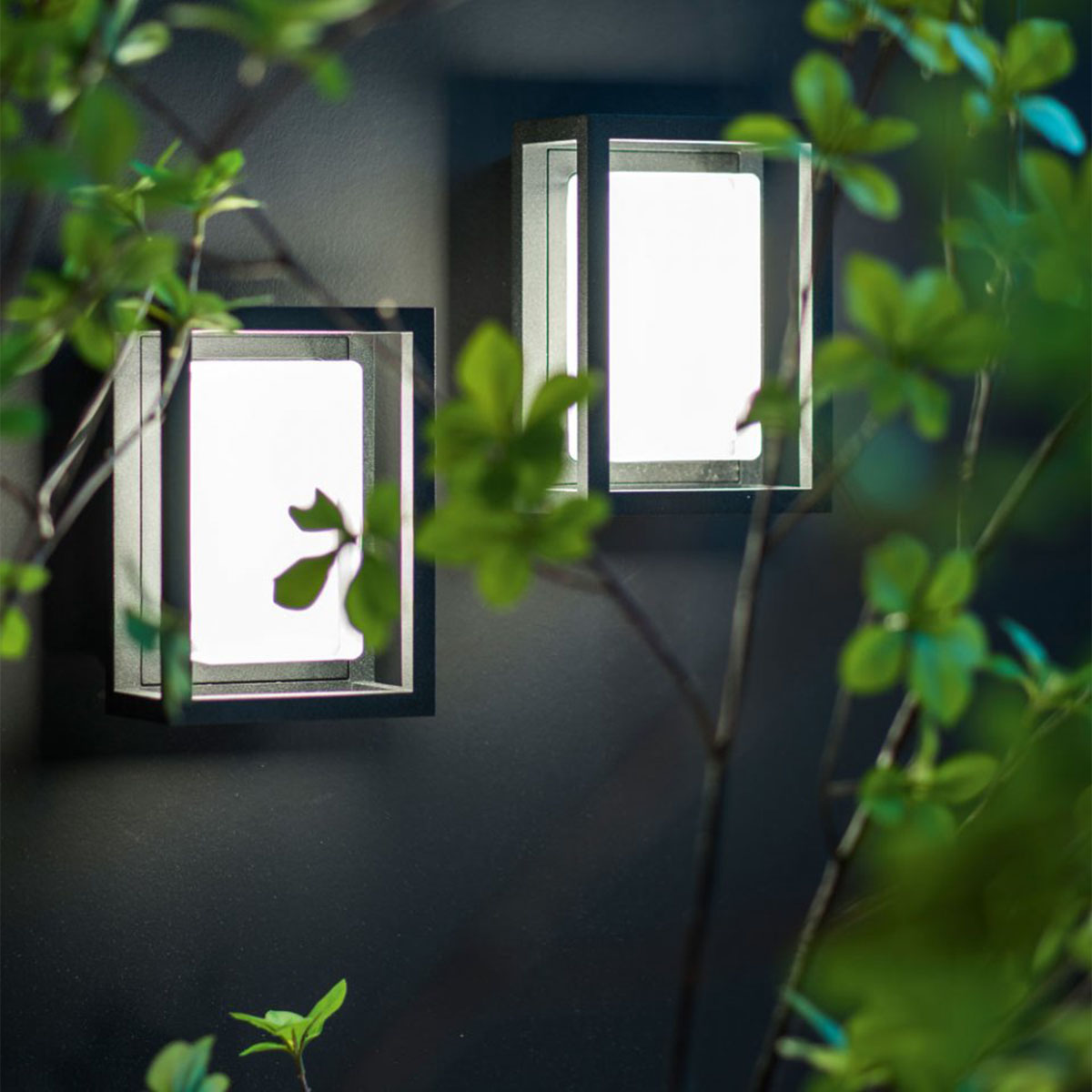Moderne DeltaLight MONTUR MINI M LED HW Wandleuchte, B: 11,2 cm, Extra-Warmweiß 2700K cm Schwarz Modern & neutral – Ambienteansicht für Badezimmer