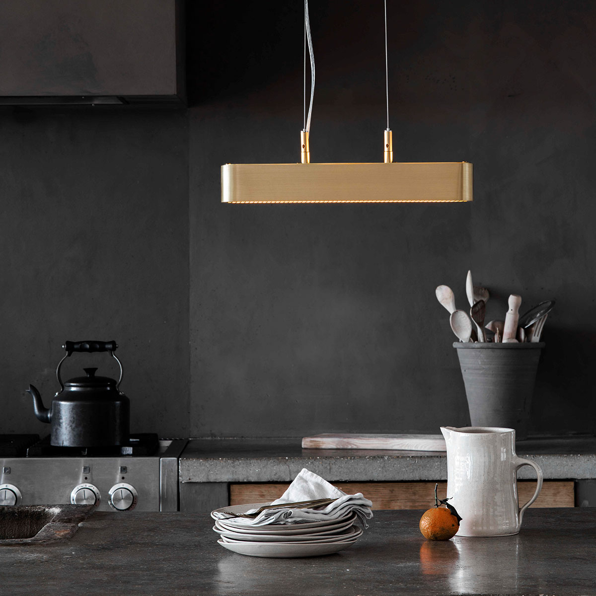 Perfekt für Esszimmer oder Lounge: Bert Frank Colt Pendelleuchte, L: 40 cm aus gebürstetes Messing und Stahl – gerichtete Beleuchtung