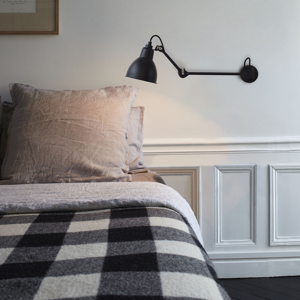 Lampe Gras N° 204 L40 Wandleuchte Schwarz, Schirm Gelb in Schwarz Gelb – modernes Design aus dem Hause DCW Editions für den Flur