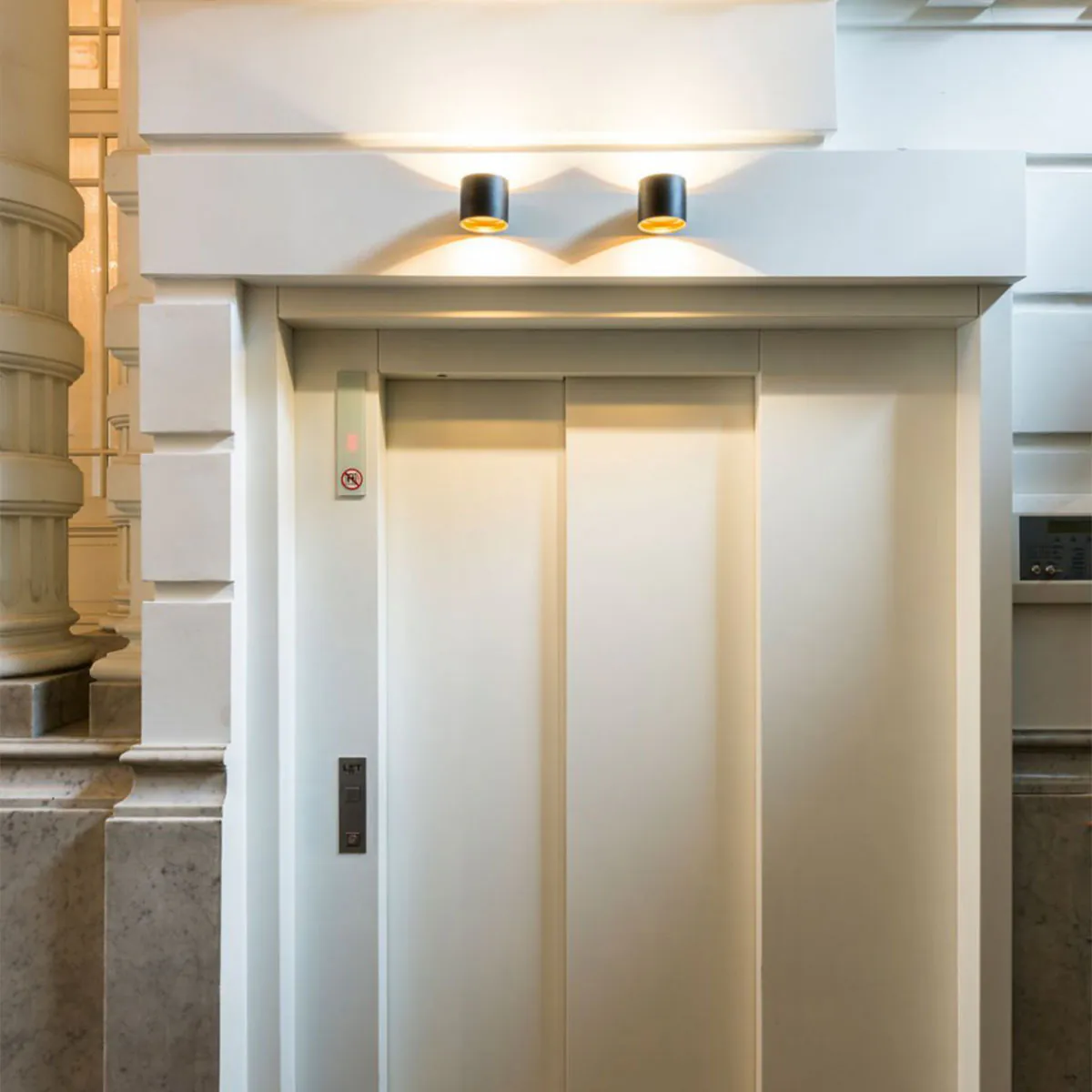 ORBIT LED 930 DIM8 Wandleuchte, Ø: 10 cm, H: 8,8 cm, Schwarz & Vergoldet Mat, Warmweiß 3000K