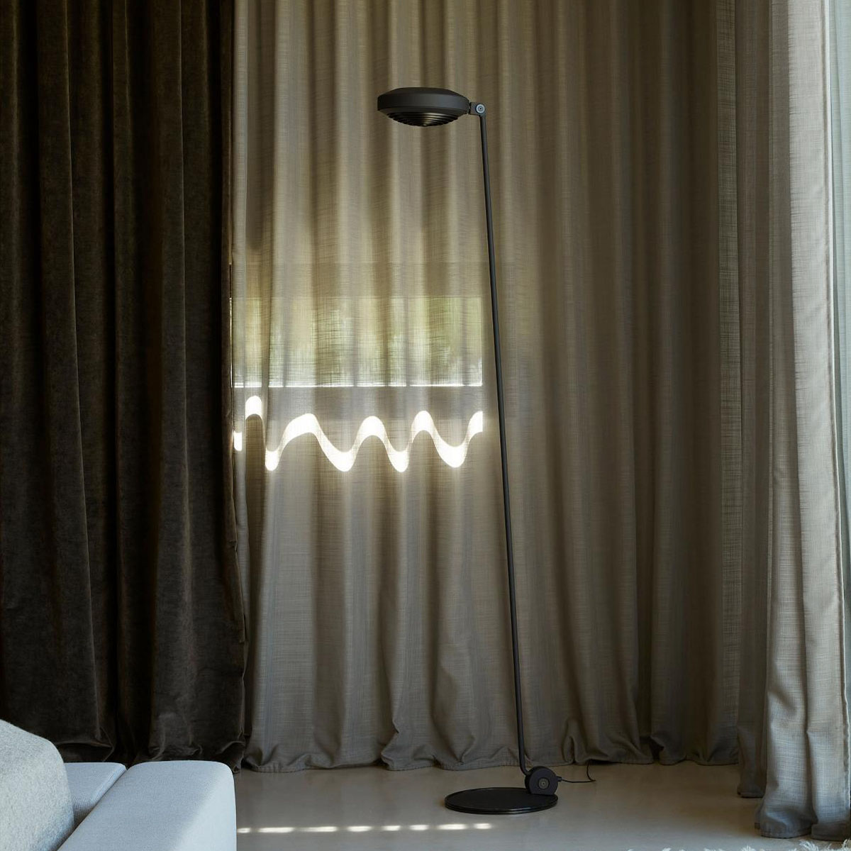 Elle 1 LED Stehleuchte, H: 180 cm, Schwarz soft, Warmweiß 3000K Elle 1 LED Stehleuchte, H: 180 cm, Nickel gebürstet, Extra-Warmweiß 2700K