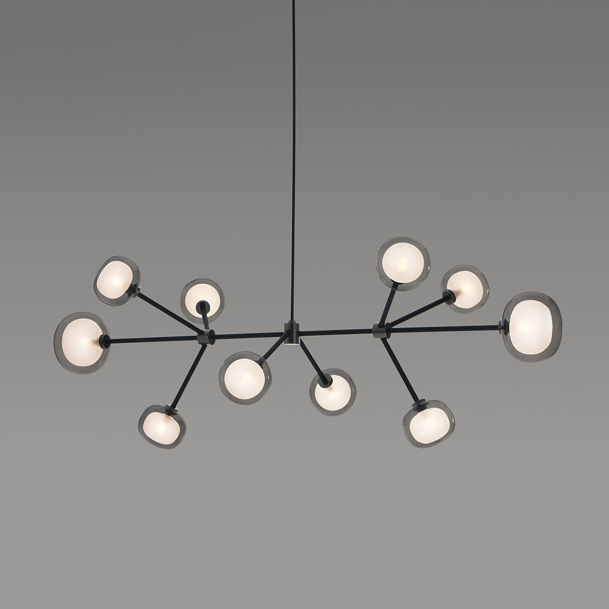 Nabila 552.10 Pendelleuchte 10-flammig L: 130 cm, Schwarz Matt / Schwarz Chrom & Rauchglas