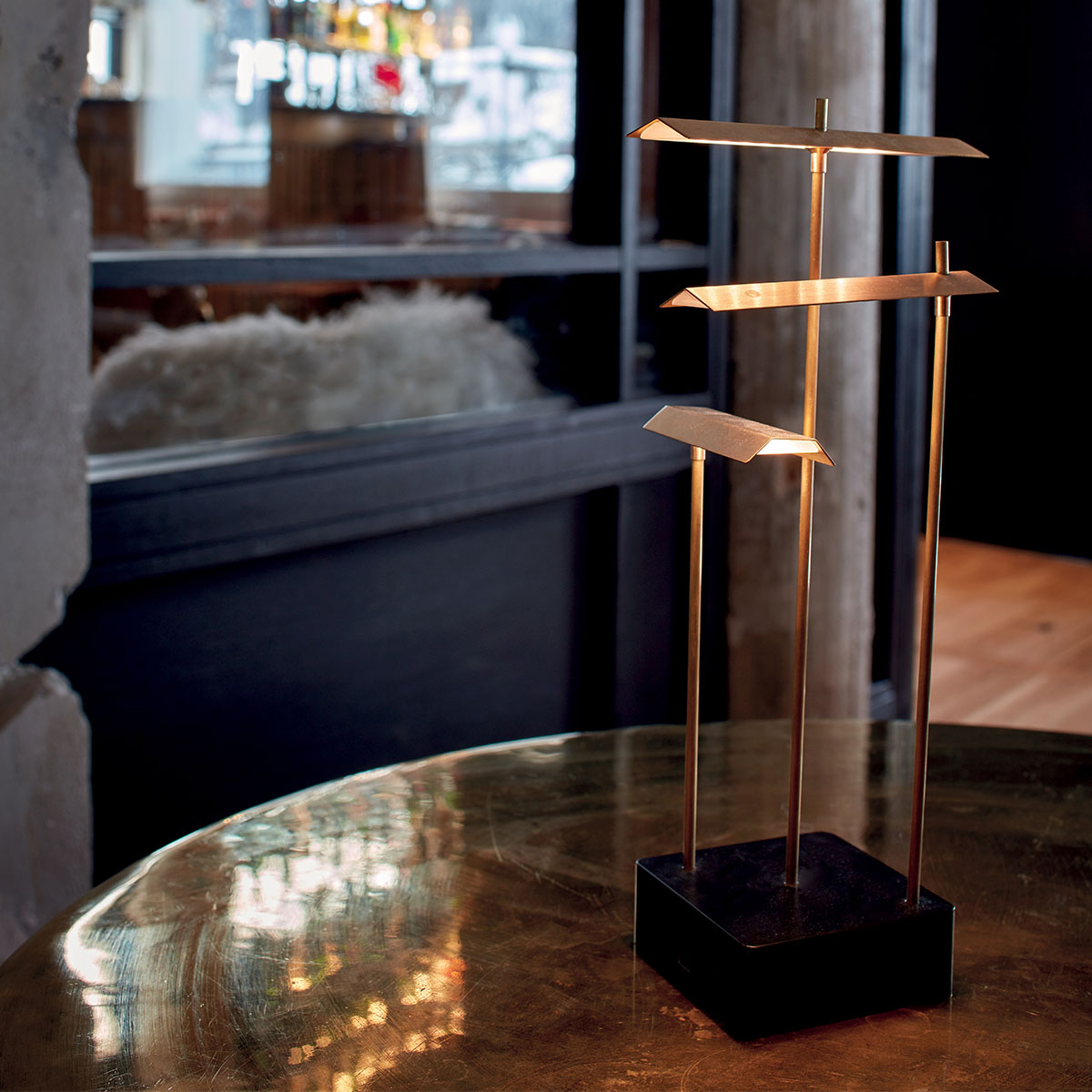 Knokke Akku Tischleuchte in Messing – stilvolle Designerlampe des Herstellers DCW Editions passt perfekt auf den Beistelltisch