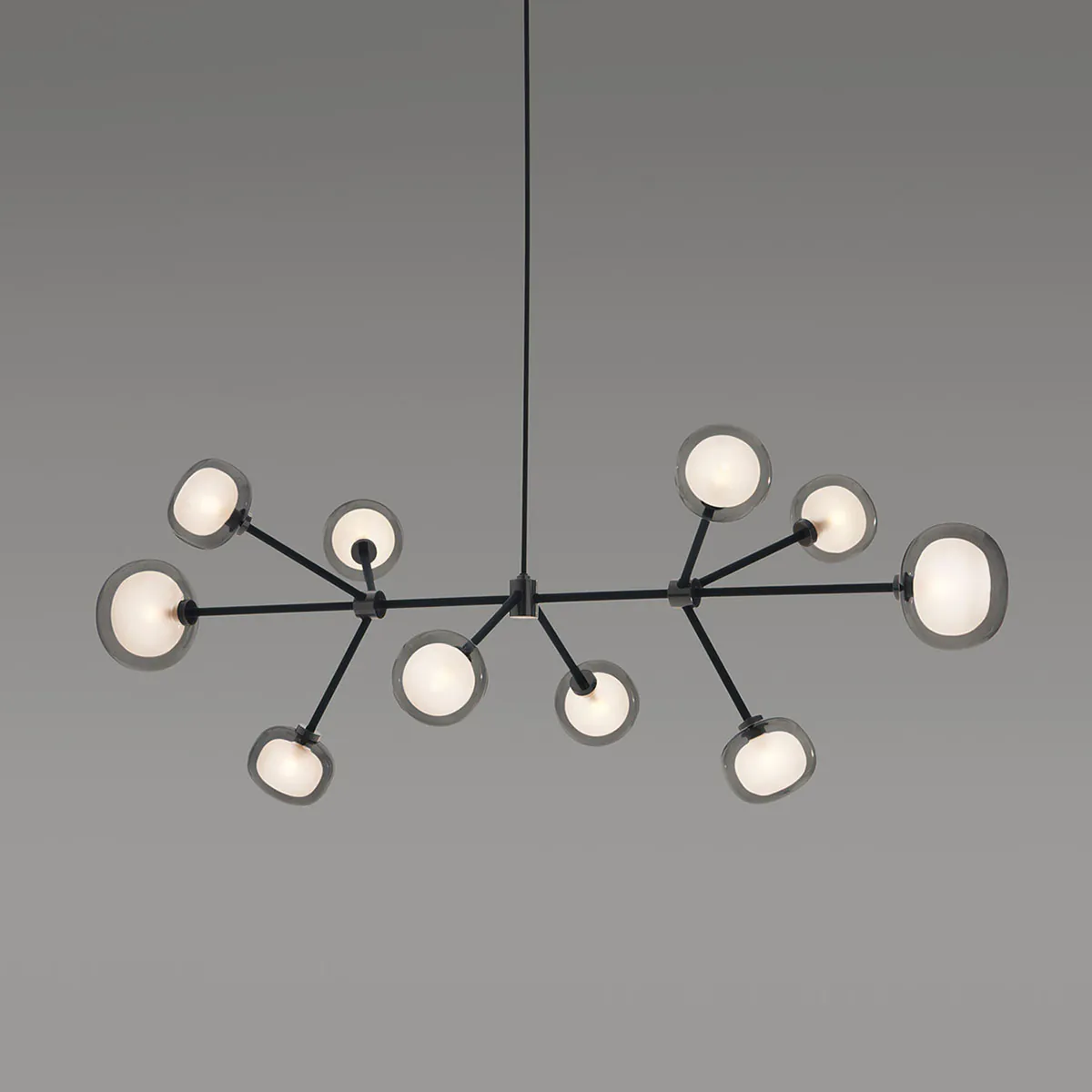TOOY Nabila 552.10 Pendelleuchte 10-flammig L: 130 cm, Schwarz Matt / Schwarz Chrom & Rauchglas – diffuses, blendfreies Licht